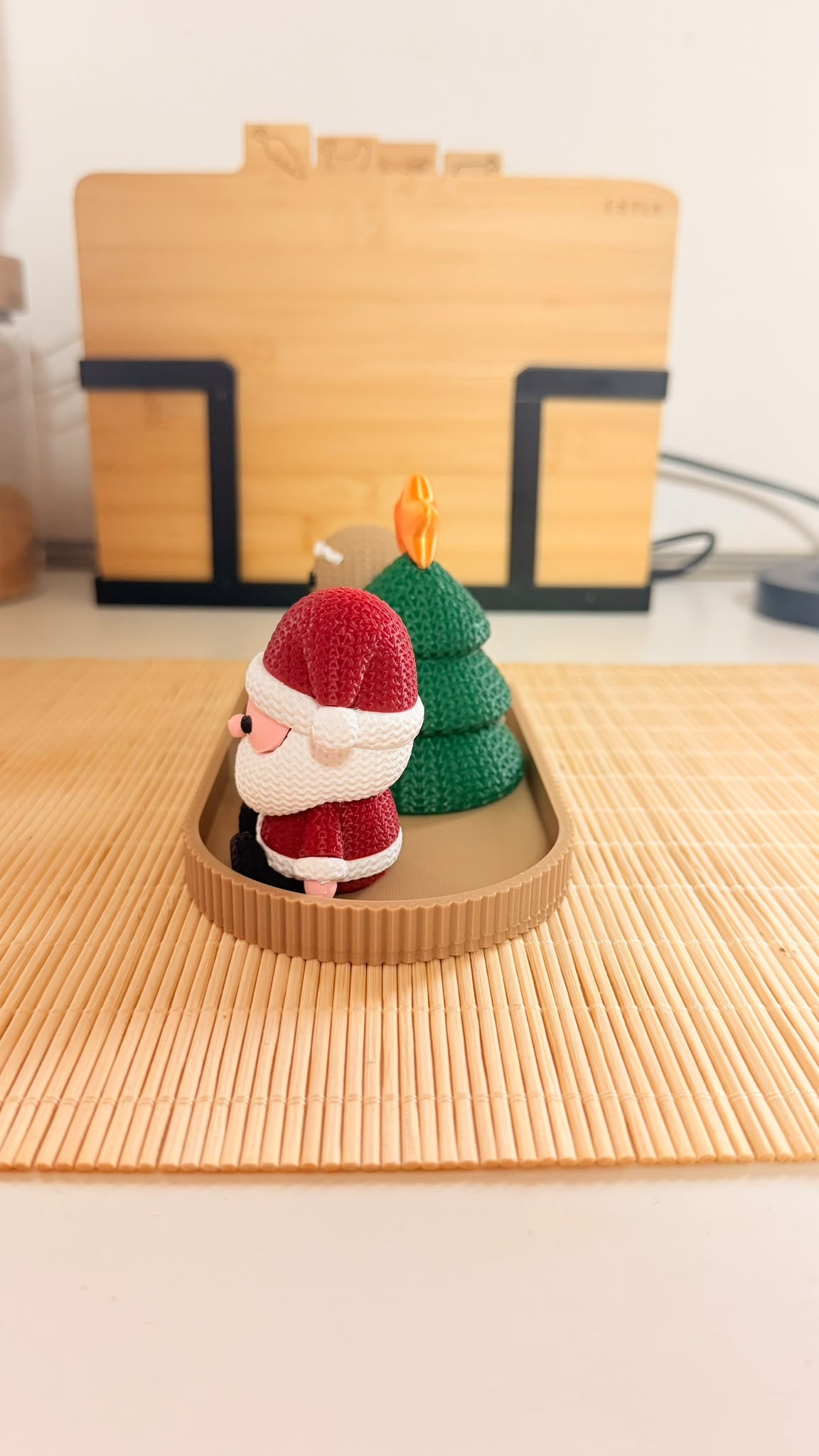 Centrotavola natalizio con Babbo Natale, omino di pan di zenzero e albero