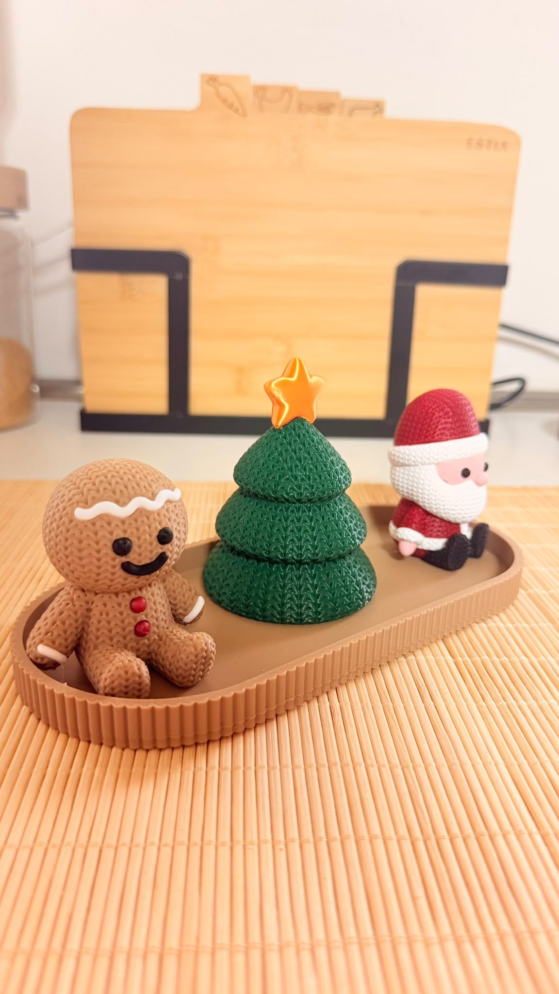 Centrotavola natalizio con Babbo Natale, omino di pan di zenzero e albero