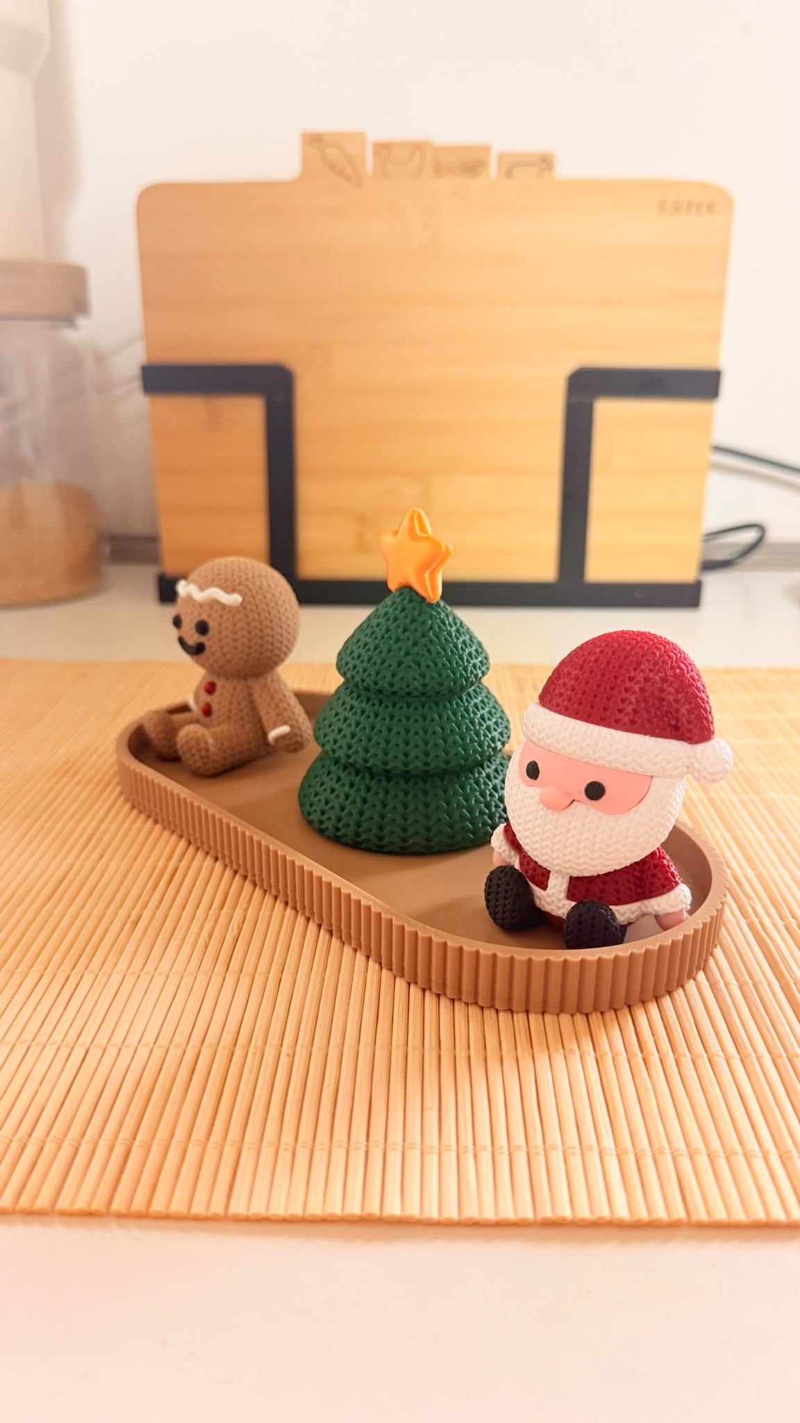 Centrotavola natalizio con Babbo Natale, omino di pan di zenzero e albero