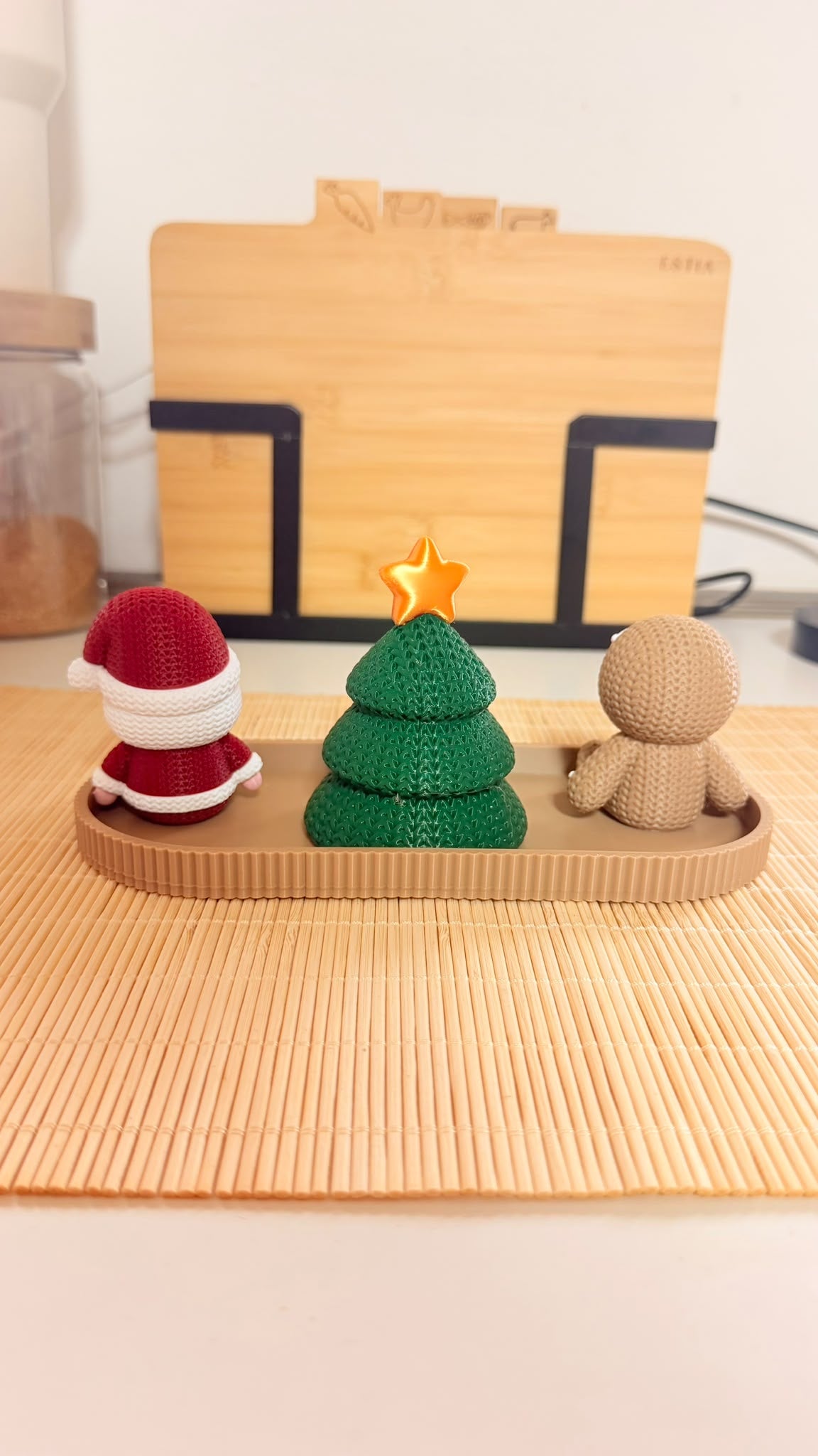 Centrotavola natalizio con Babbo Natale, omino di pan di zenzero e albero