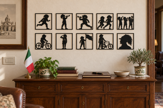 Pack completo di dieci quadretti neri Bersaglieri disposti in due file da cinque sopra un mobile in un salotto.