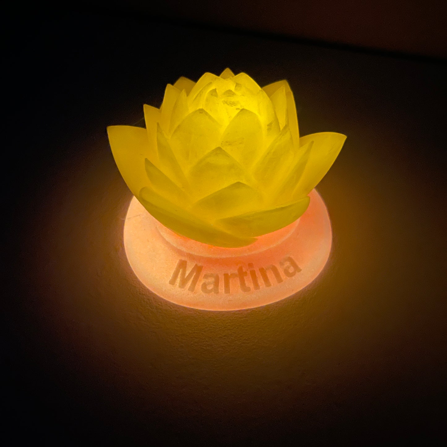 Fiore di Loto Fosforescente – Armonia, Luce e Personalizzazione fosforescente personalizzabile