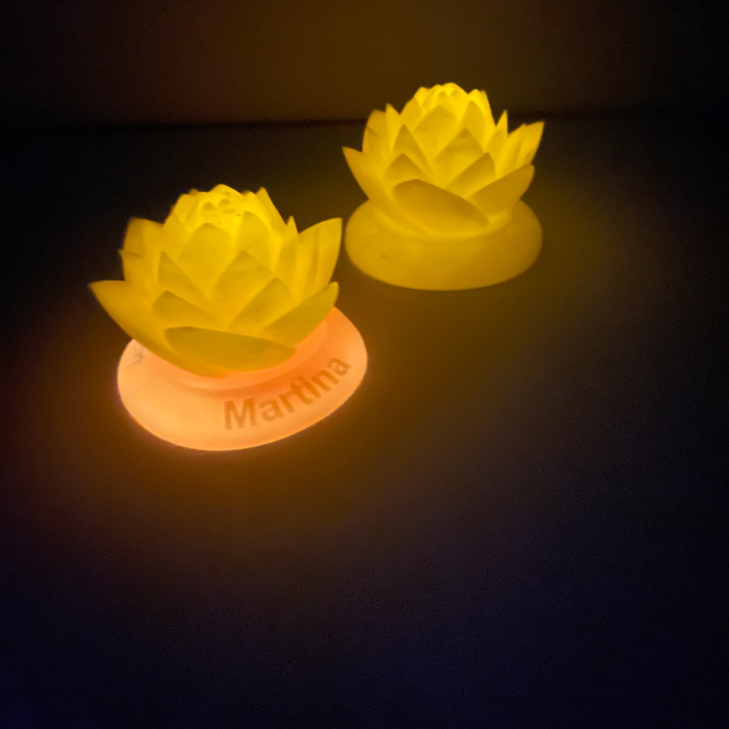 Fiore di Loto Fosforescente – Armonia, Luce e Personalizzazione fosforescente personalizzabile