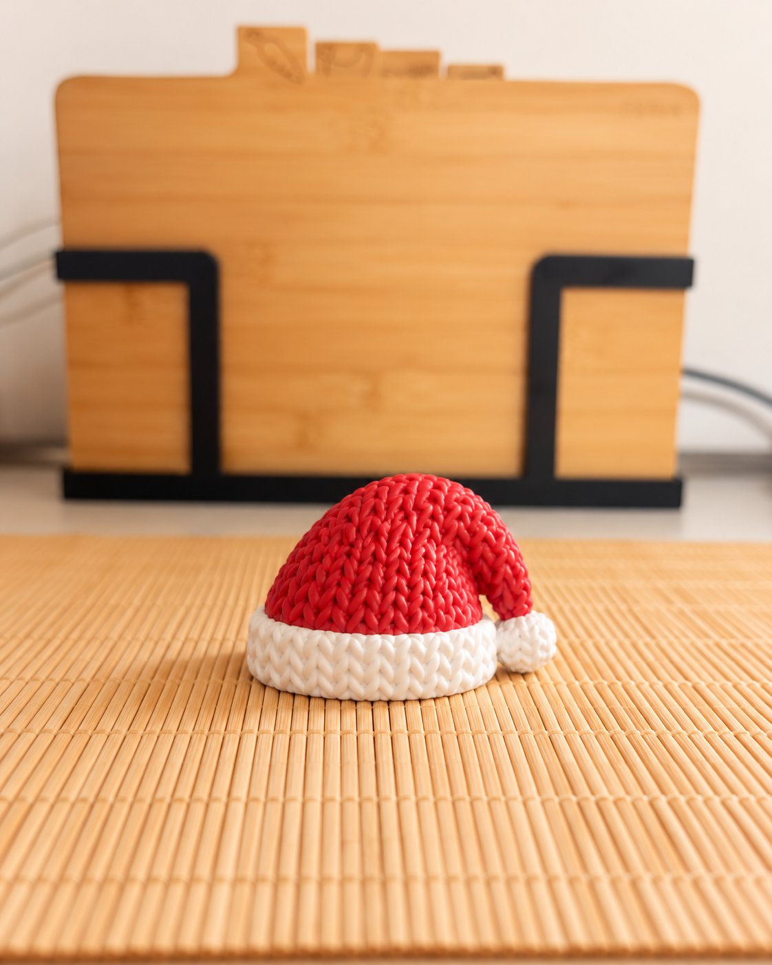 Piccolo cappello decorativo di Babbo Natale rosso effetto maglia con bordo e pompon bianchi