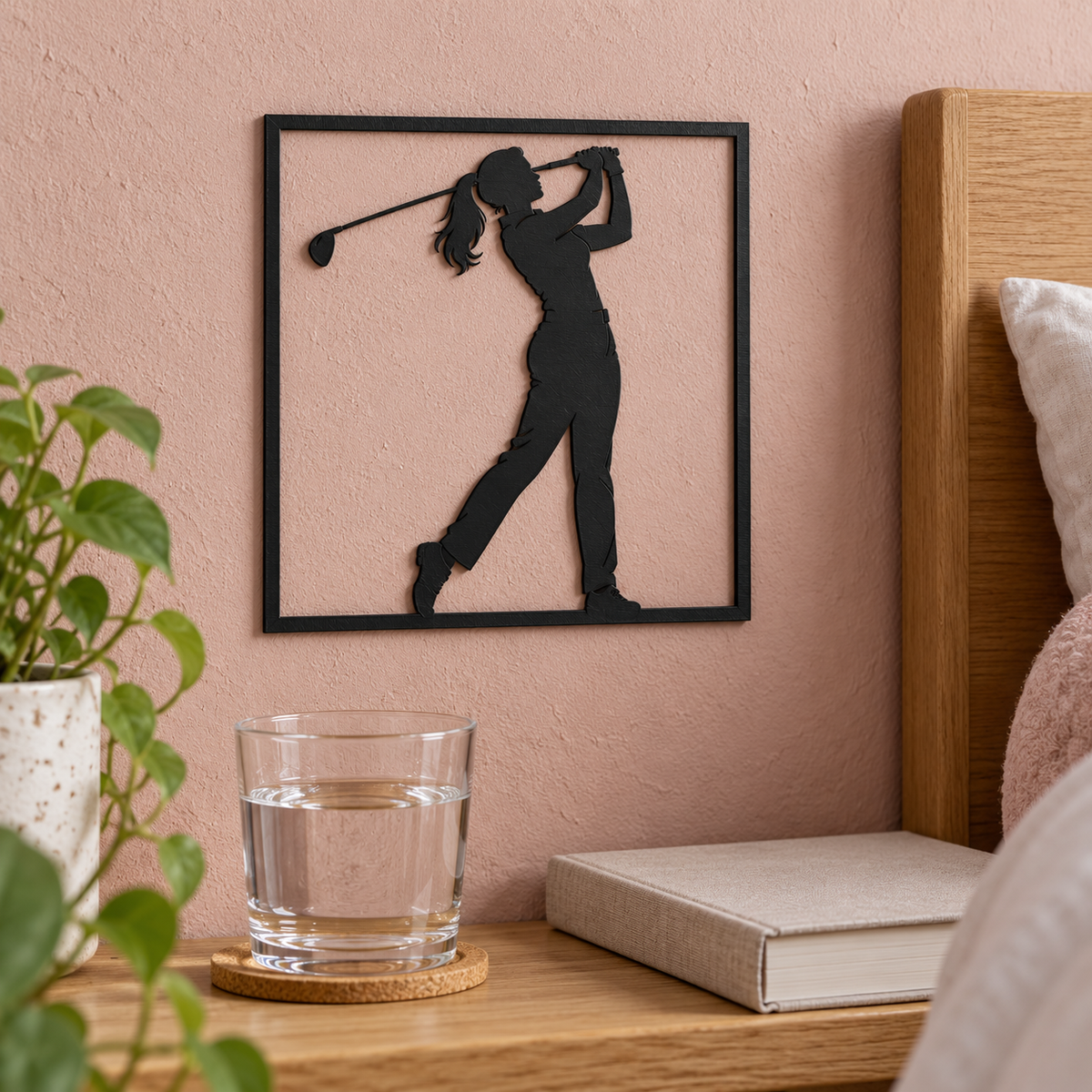 Quadretto da parete nero con golfista donna che completa lo swing con il bastone alto