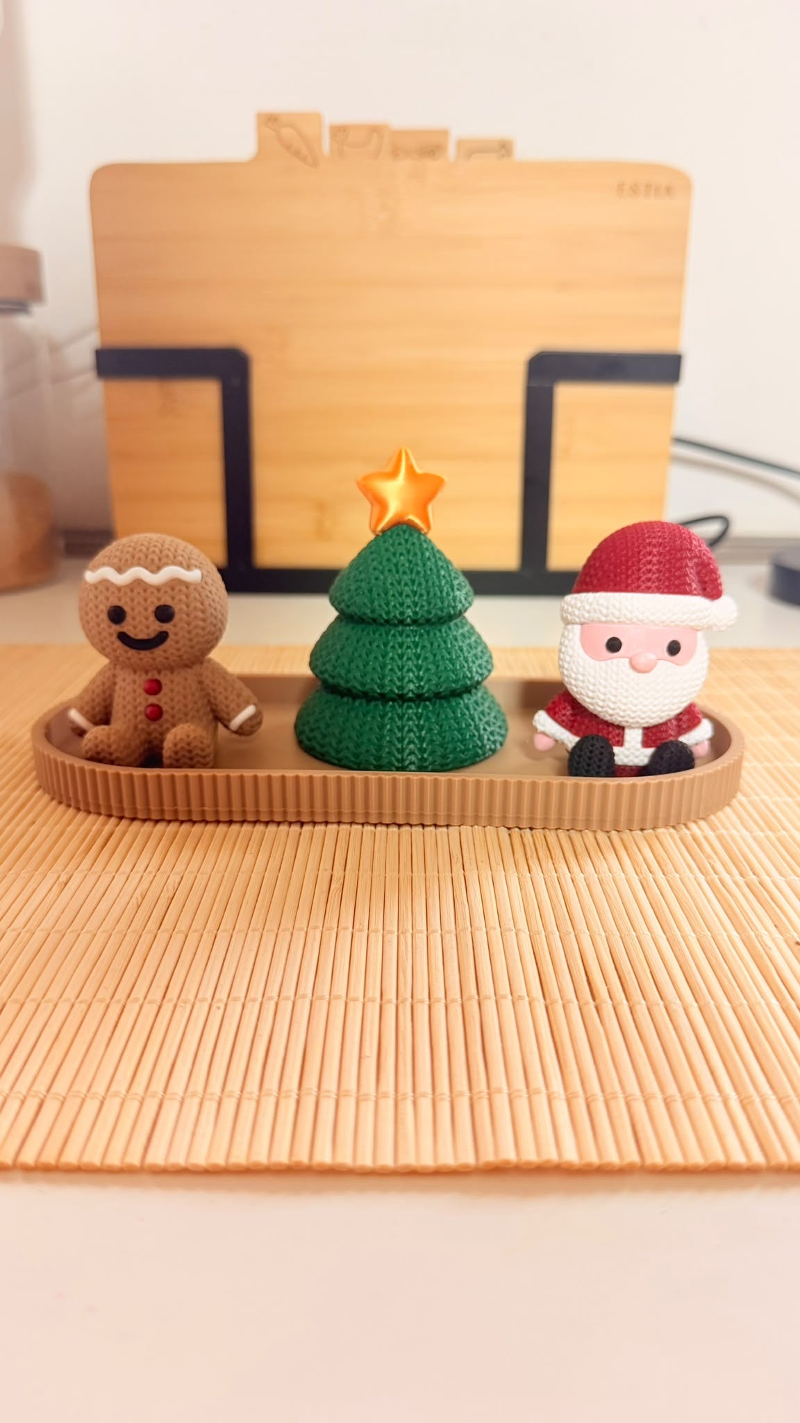 Centrotavola natalizio con Babbo Natale, omino di pan di zenzero e albero