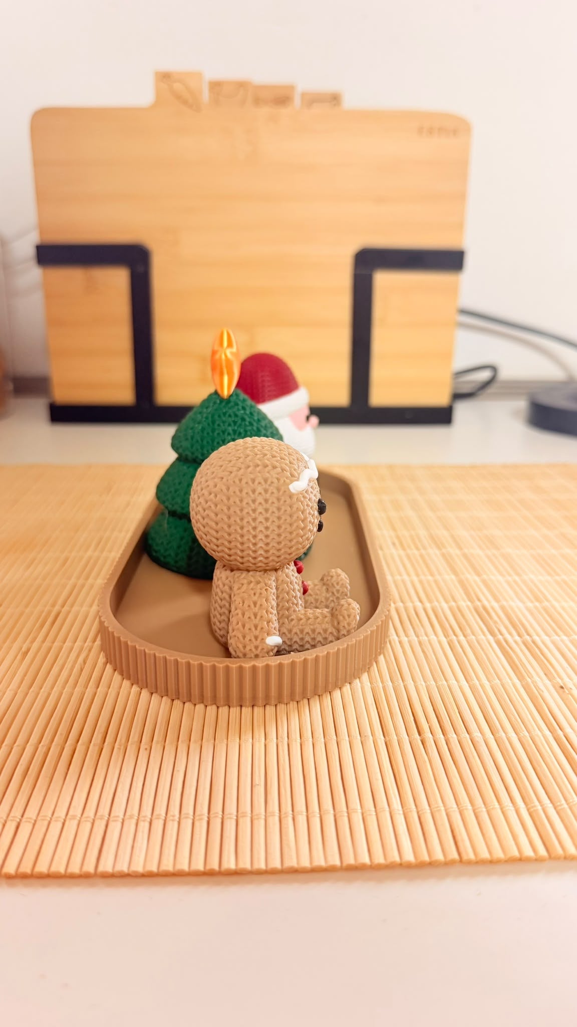 Centrotavola natalizio con Babbo Natale, omino di pan di zenzero e albero