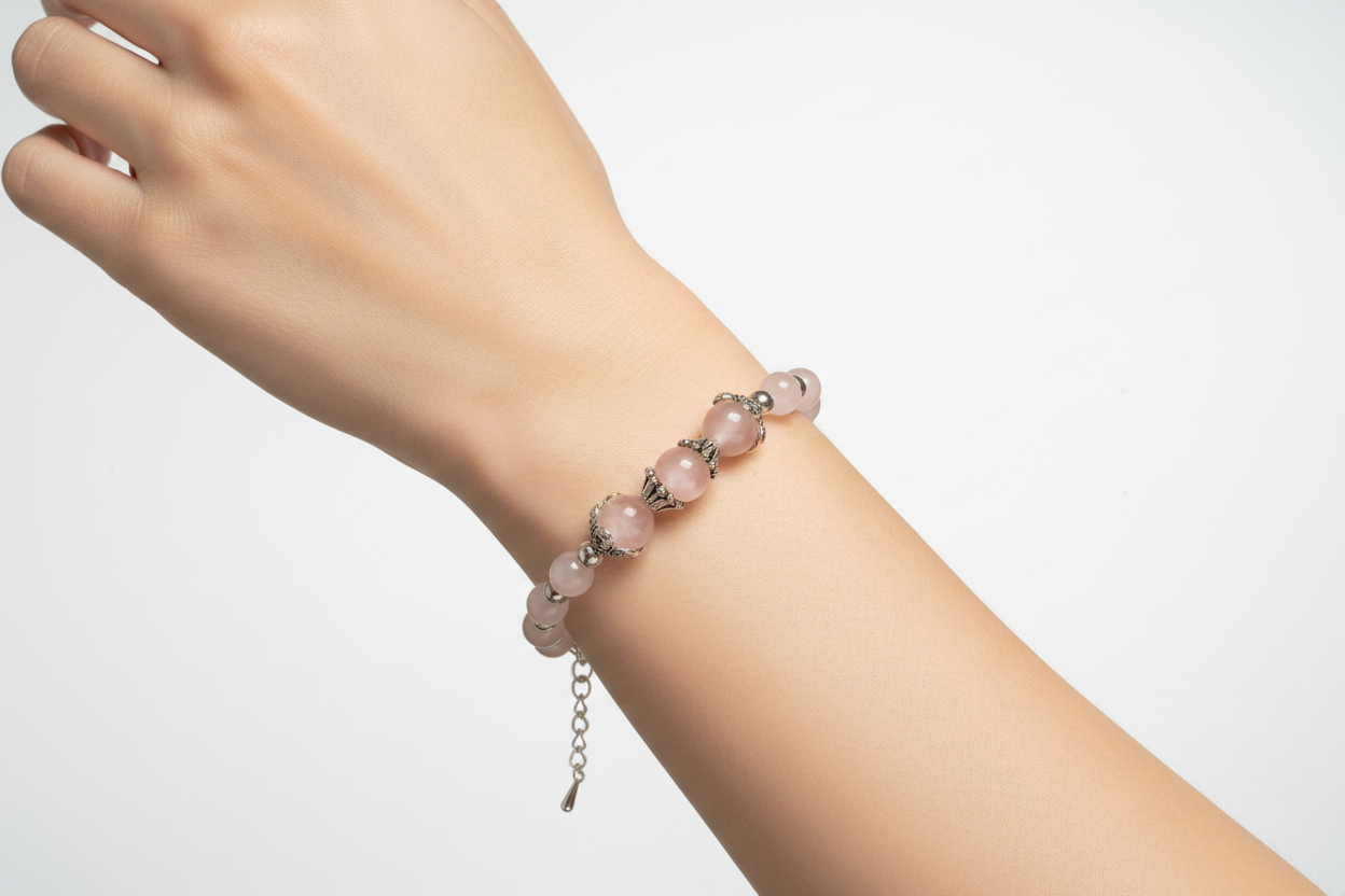 Bracciale quarzo rosa indossato da modella