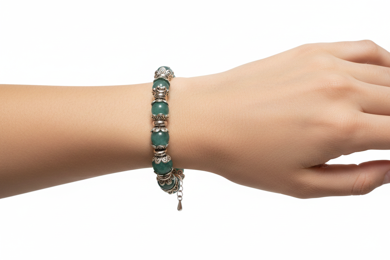Bracciale acquamarina con farfalle argentate indossato da modella
