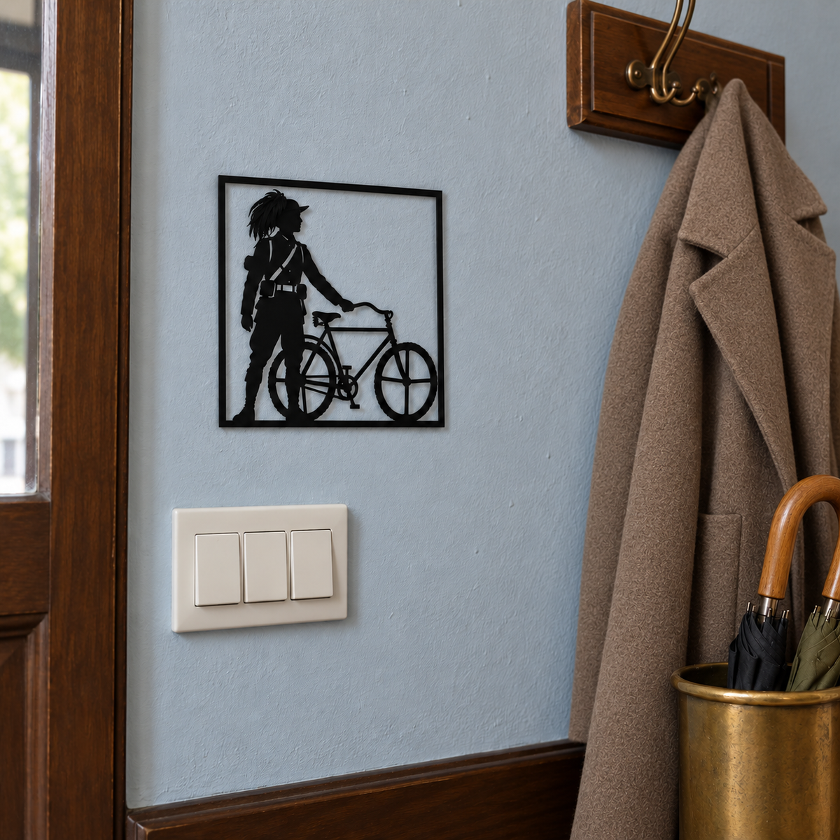 Quadretto nero con bersagliere in piedi accanto alla bicicletta, ambientato sulla parete di un ingresso.