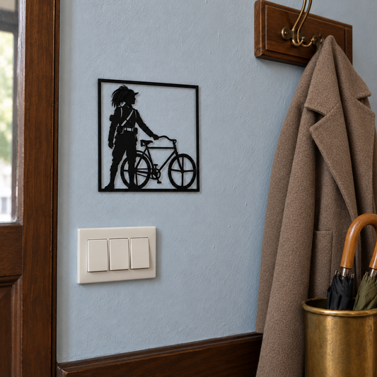 Quadretto nero con bersagliere in piedi accanto alla bicicletta, ambientato sulla parete di un ingresso.