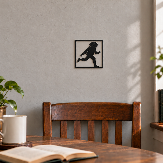 Quadretto nero con silhouette di bersagliere in corsa, ambientato sulla parete di una sala lettura.